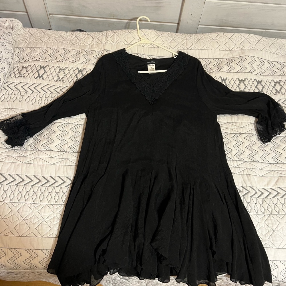 Ladies, long sleeve tunic, V-neck, with lace trim at neck and sleeves, XL